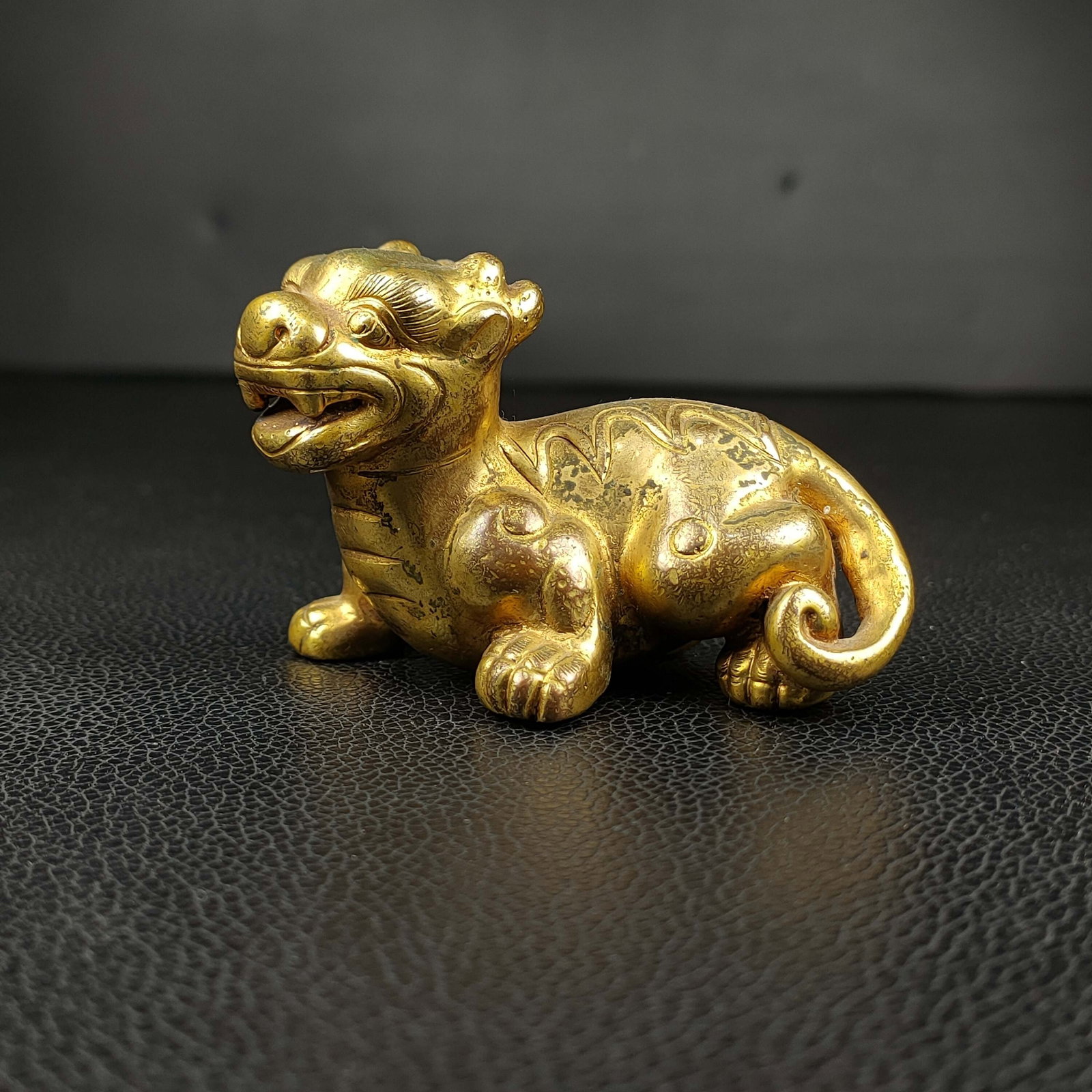 An Exquisite Gilt Bronze Auspicious Beast Paper Weight: An Exquisite Gilt Bronze Auspicious Beast Paper Weight Han Dynasty, China Size:2inx3.1in Weight:348g铜鎏金瑞兽天禄镇器