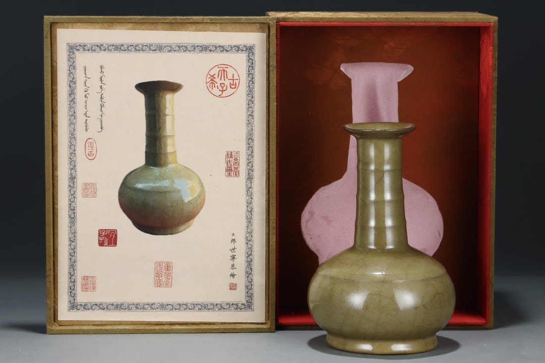 An Exquisite Guan yao Yellow Glazed Vase: An Exquisite Guan yao Yellow Glazed Vase Song Dynasty, China Size:8.6inx5.8in官窑米黄釉旋纹长颈瓶 中国宋代