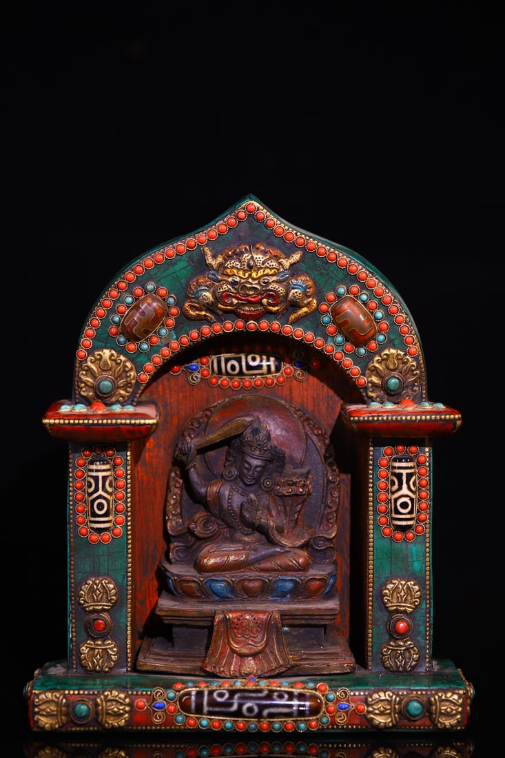 An Exquisite Gilt Bronze Inlaid Gems Niche: An Exquisite Gilt Bronze Inlaid Gems Niche Qing Dynasty, China Size:8.7inx7.1in Weight:1450g铜鎏金掐丝镶嵌宝石佛龛