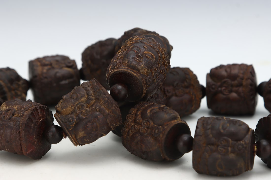 An Exquisite Eaglewood Bracelets - 9