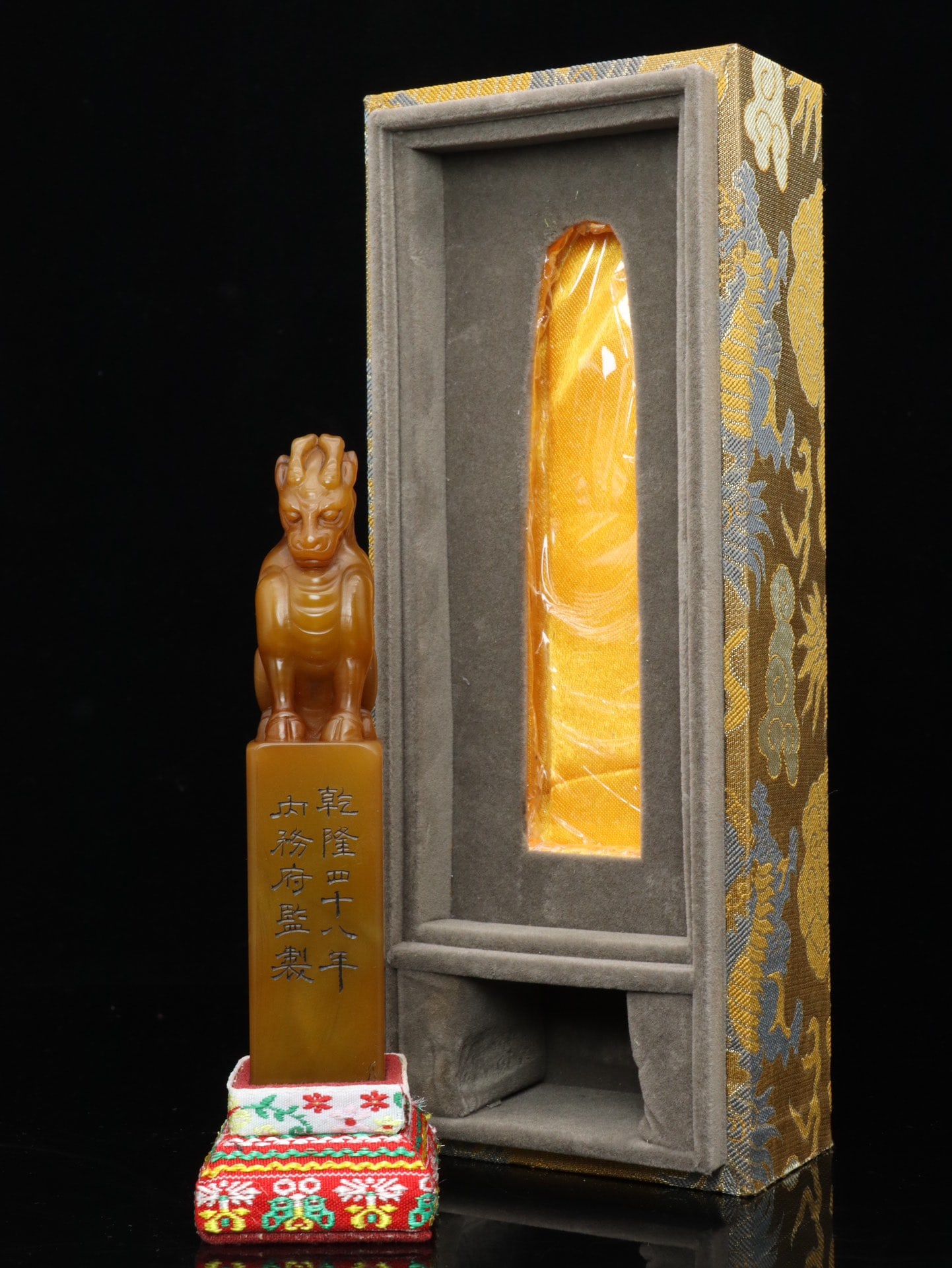 An Exquisite Tianhuang Stone Auspicious Beast Seal Ornament: An Exquisite Tianhuang Stone Auspicious Beast Seal Ornament Qing Dynasty, China Size:5inx1inx1in Weight:153g田黄石瑞兽印章摆件