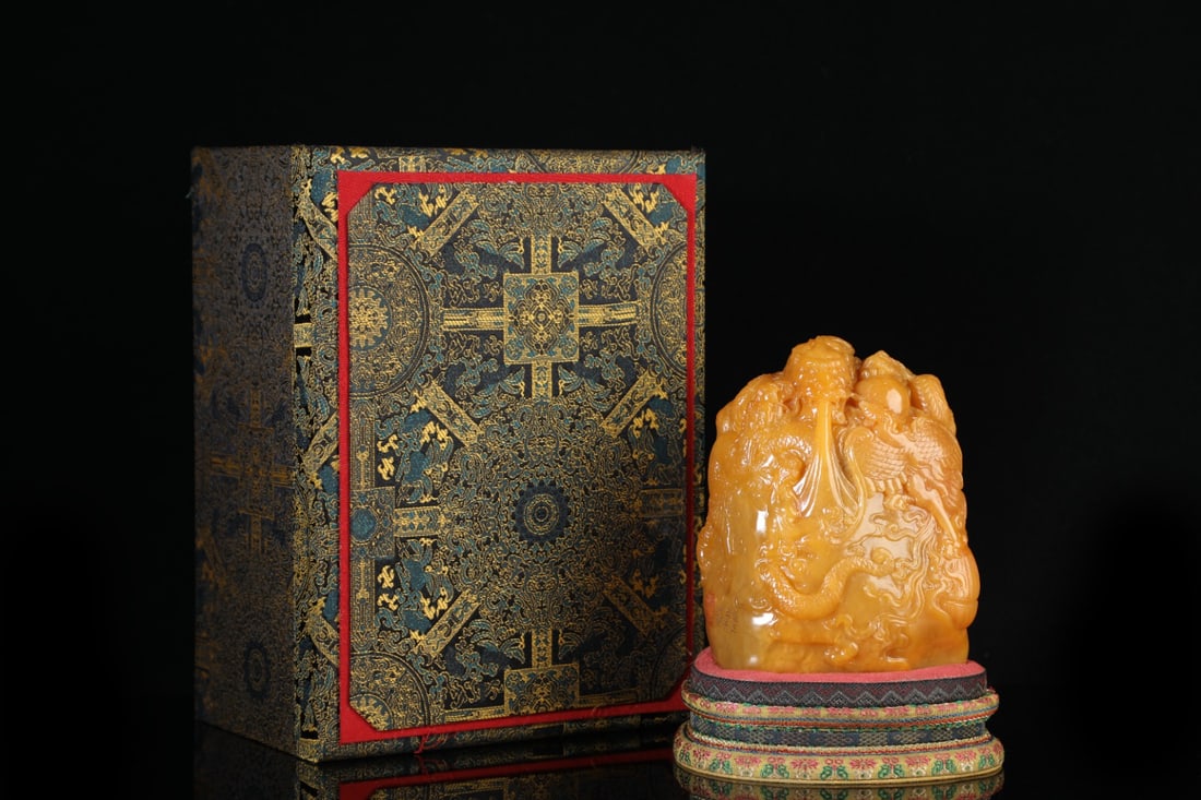 An Exquisite Shoushan Stone Dragon Pattern Ornament: An Exquisite Shoushan Stone Dragon Pattern Ornament Qing Dynasty, China Size:6.3inx5.1inx3.9in Weight:2517g寿山石群龙戏珠摆件