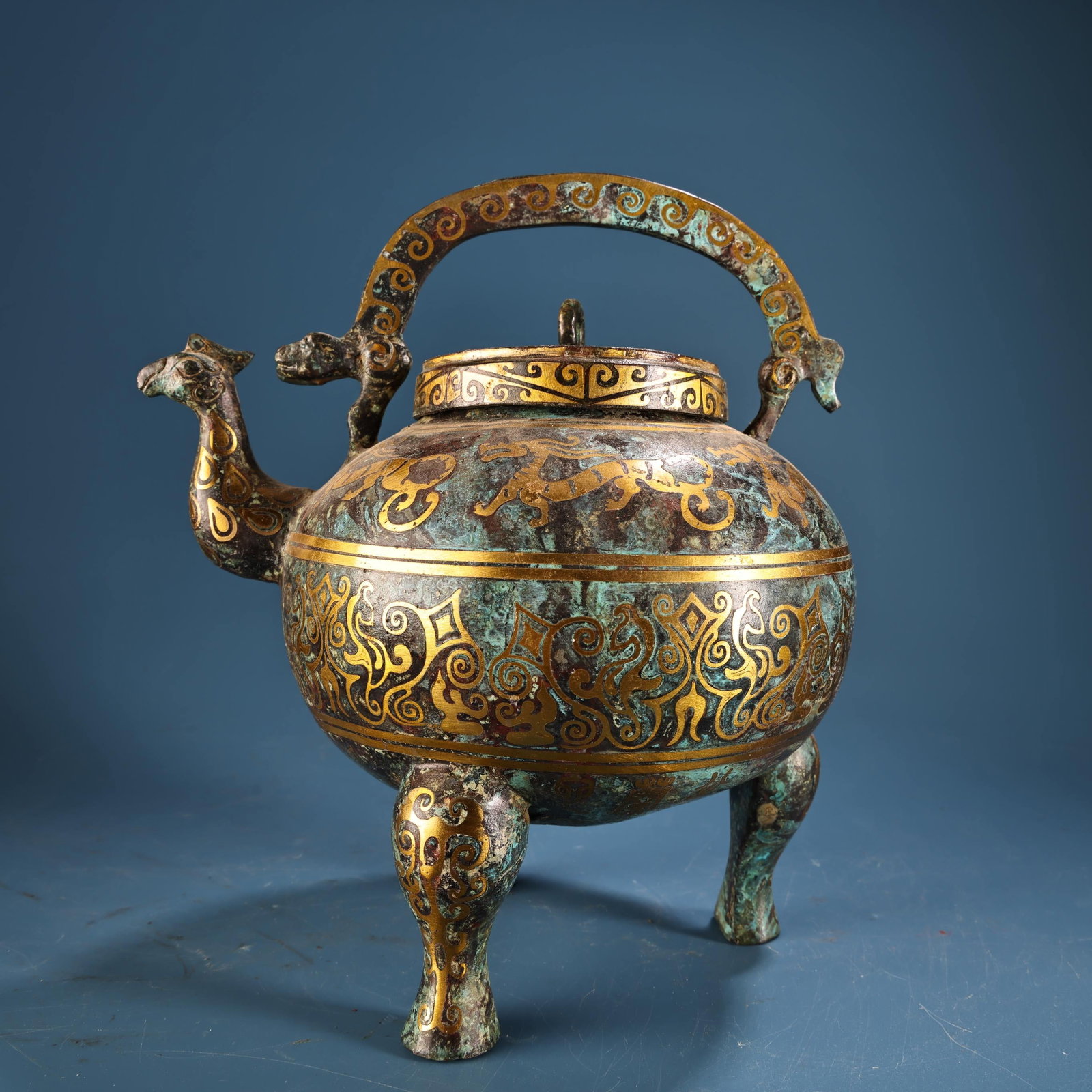 An Exquisite Bronze Inlaid Gold Auspicious Beast Pattern With Inscription Ewer: An Exquisite Bronze Inlaid Gold Auspicious Beast Pattern With Inscription Ewer Han Dynasty, China Size:8.7inx7.9in Weight:1300g青铜错金提梁壶 中国