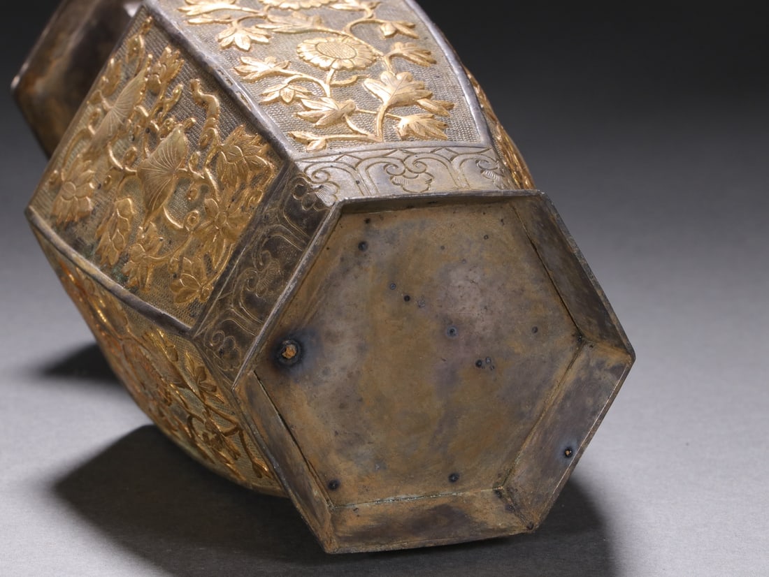 An Exquisite Gilt Silver Flower Pattern Vase - 10