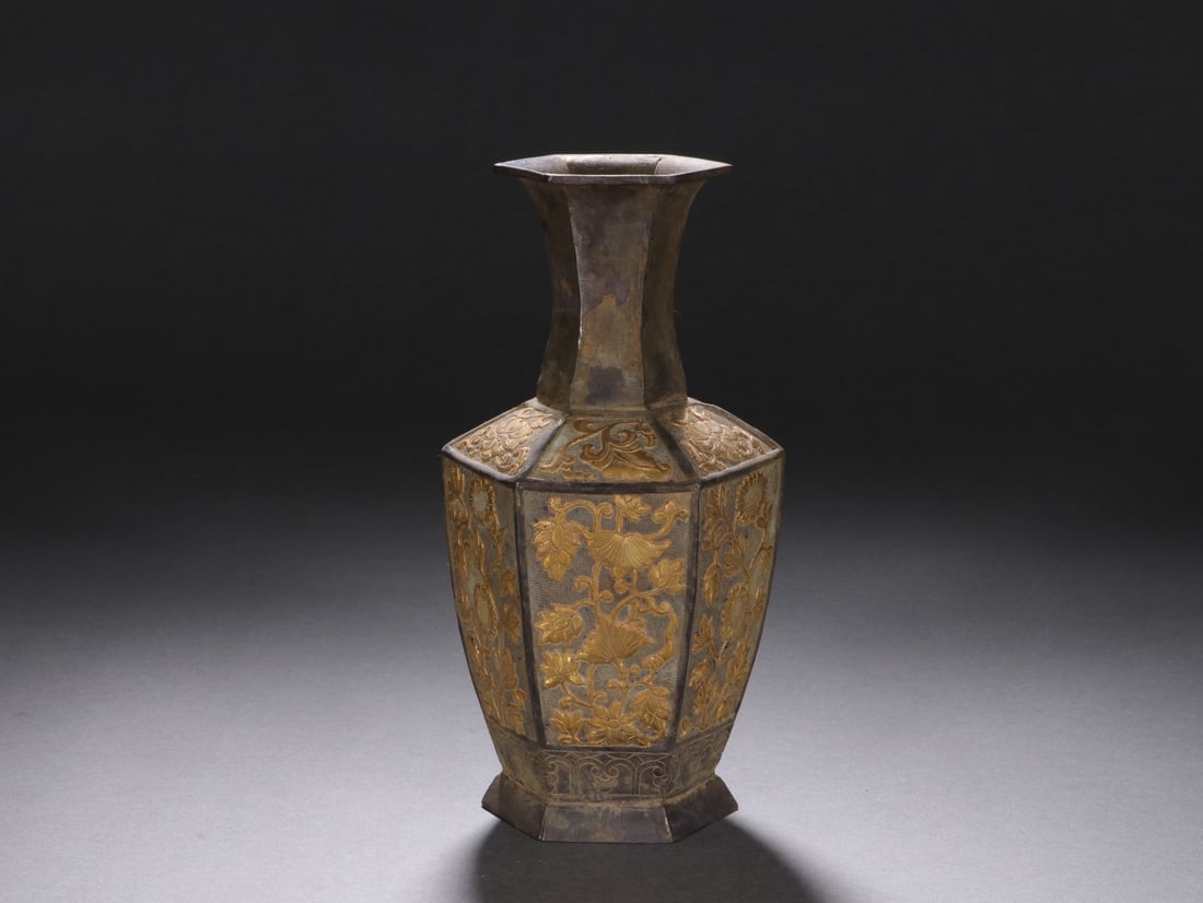 An Exquisite Gilt Silver Flower Pattern Vase - 3