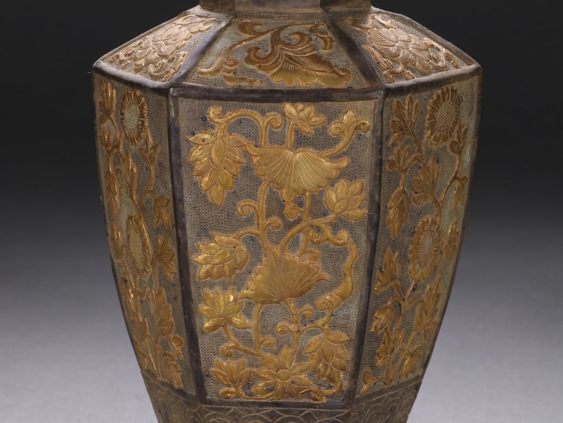 An Exquisite Gilt Silver Flower Pattern Vase - 4