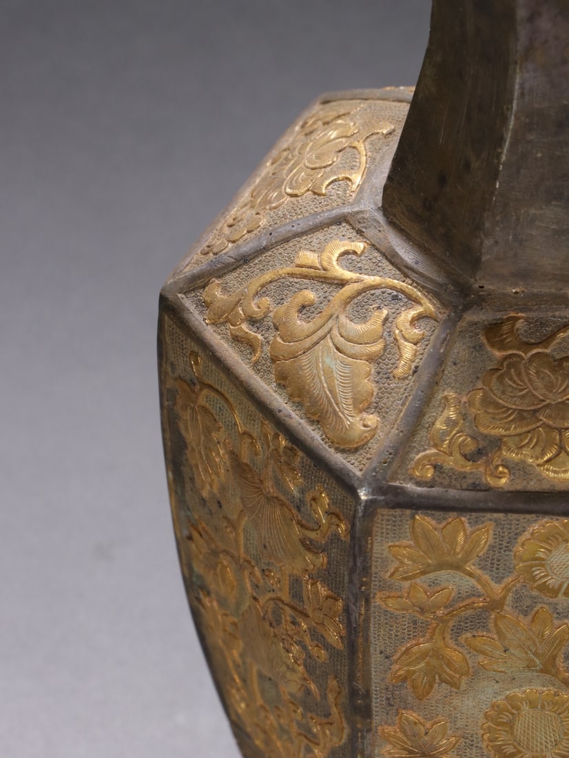 An Exquisite Gilt Silver Flower Pattern Vase - 7