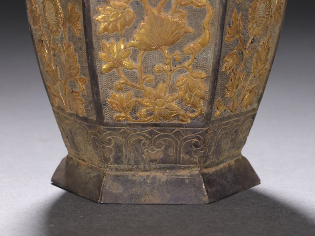 An Exquisite Gilt Silver Flower Pattern Vase - 8