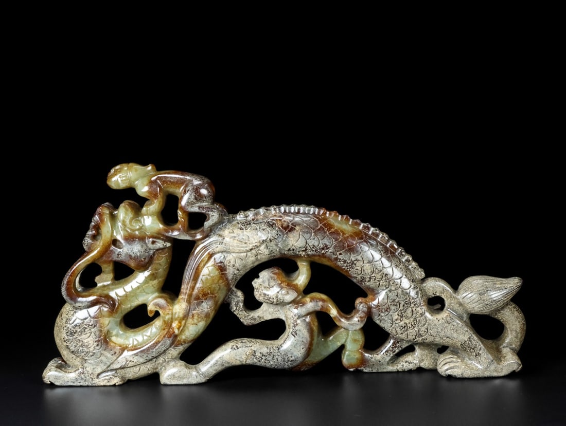 An Exquisite White Jade Dragon Ornament: An Exquisite White Jade Dragon Ornament Han Dynasty, China Size:9.2inx4.1inx0.9in Weight:575g白玉龙摆件 中国汉代 Size:23.4cmx10.3cmx2.4cm