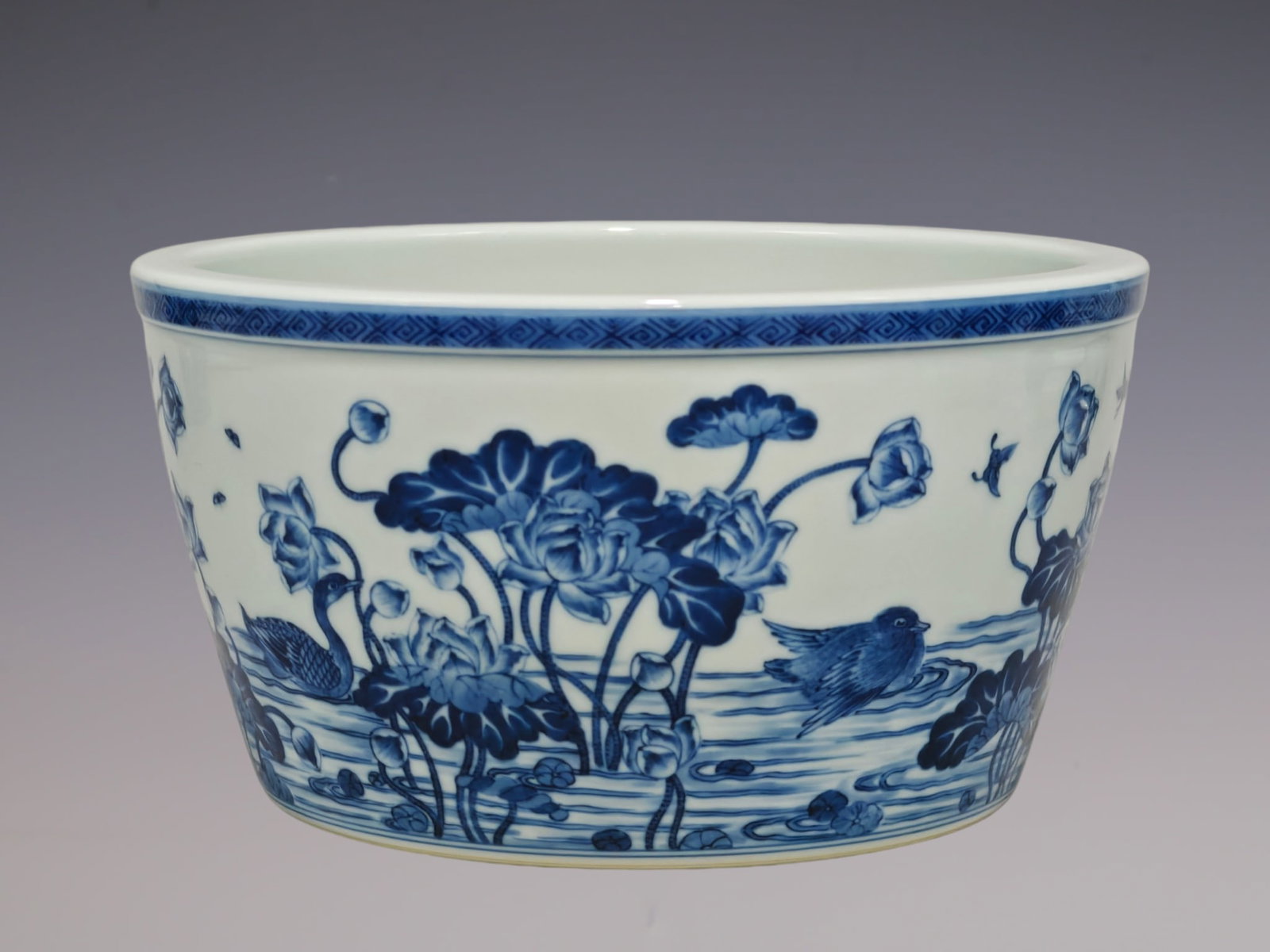 An Exquisite Blue and White Flower and Bird Pattern Vat: An Exquisite Blue and White Flower and Bird Pattern Vat Qing Dynasty, China Yongzheng Six-character Mark Size:4.8inx8.9in青花和和美美纹缸