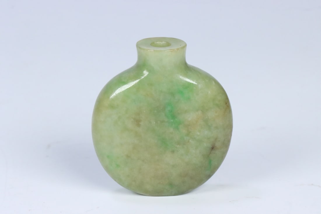 An Exquisite Jadeite Snuff Bottle (1 of 9)