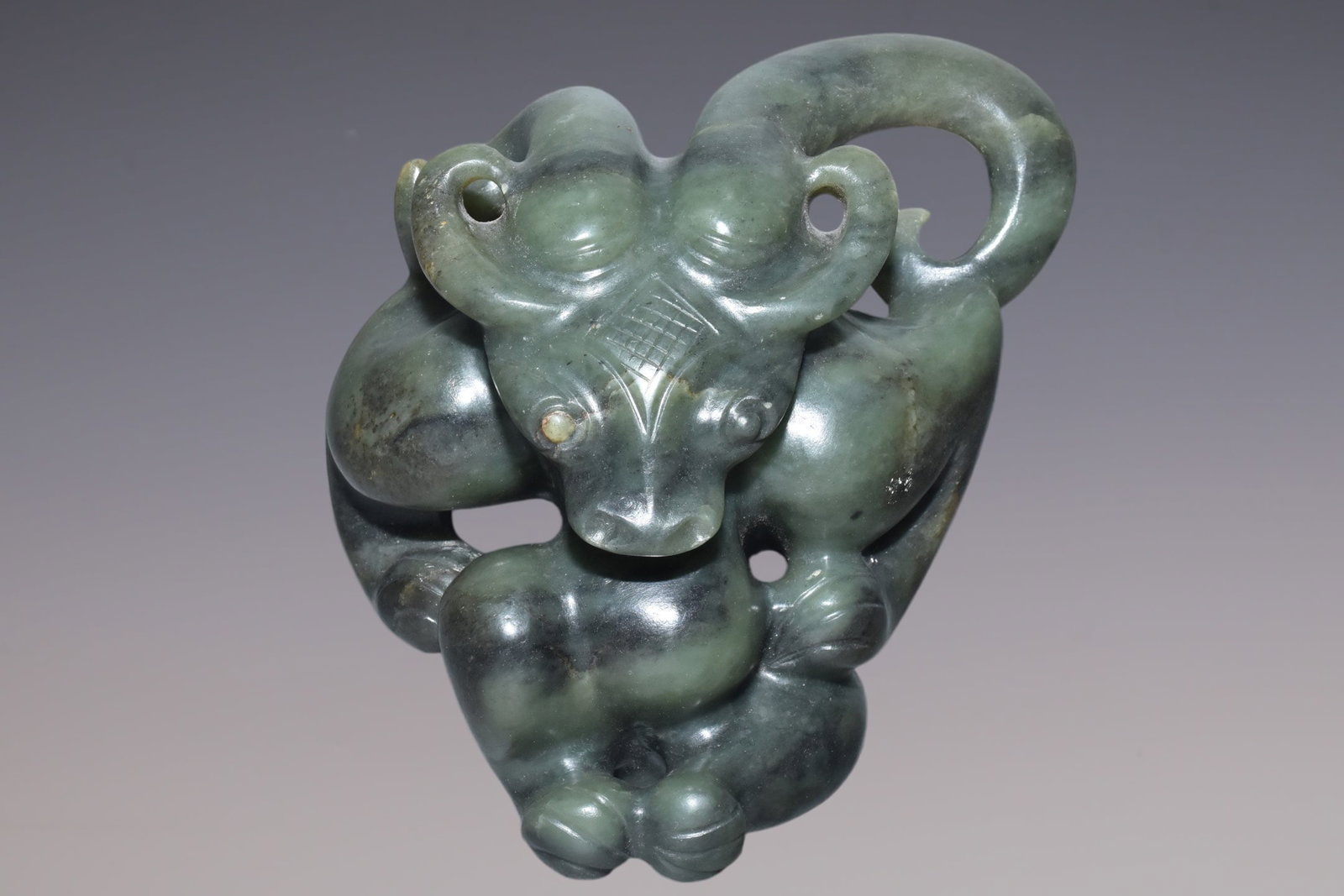 An Exquisite Hemo Jade Figure: An Exquisite Hemo Jade Figure Hong Shan Culture Size:5.5inx5.1in Weight:990g河磨玉太阳神 红山文化 Size:14cmx13cm Weight:990g