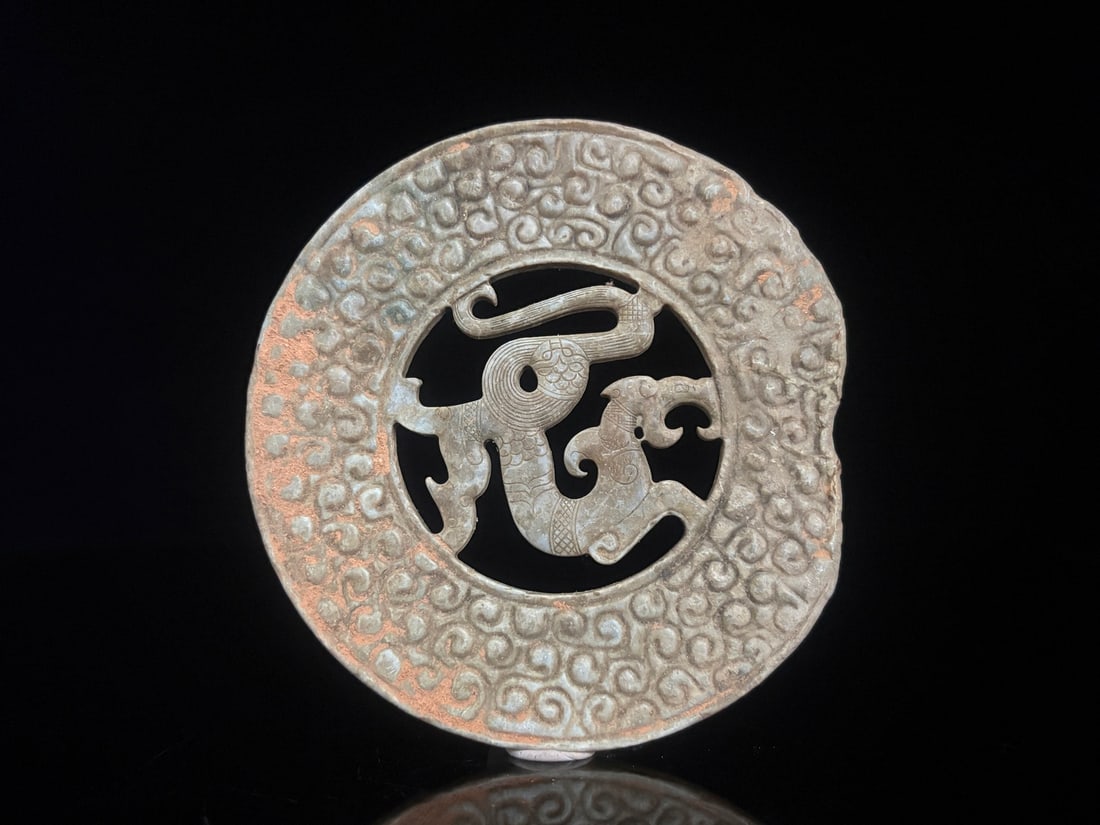 An Exquisite White Jade Dragon Pattern Ornament: An Exquisite White Jade Dragon Pattern Ornament Han Dynasty, China Size:3.9inx0.2in Weight:67g白玉龙佩 中国汉代 Size:10cmx0.4cm Weight:67g