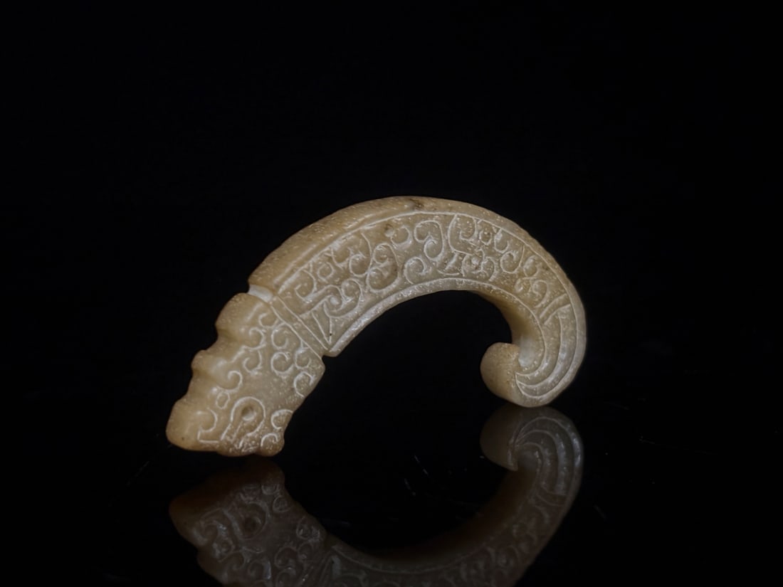 An Exquisite White Jade Dragon: An Exquisite White Jade Dragon Han Dynasty, China Size:2.6inx0.6inx0.3in Weight:18g白玉龙 中国汉代 Size:6.5cmx1.5cmx0.7cm Weight:18g