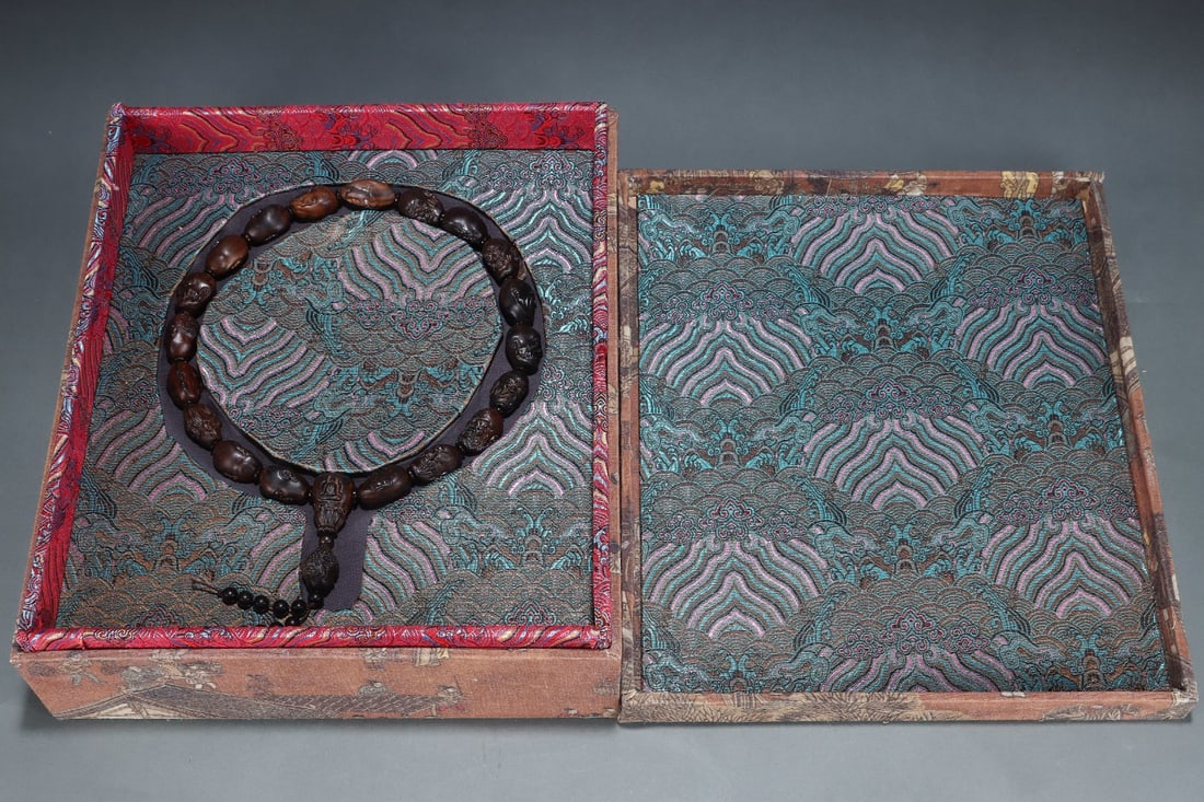 An Exquisite Eaglewood Bracelets: An Exquisite Eaglewood Bracelets Qing Dynasty, China Size:0.7inx1.1in沉香十八罗汉手持 中国清代 Size:1.8cmx2.8cm