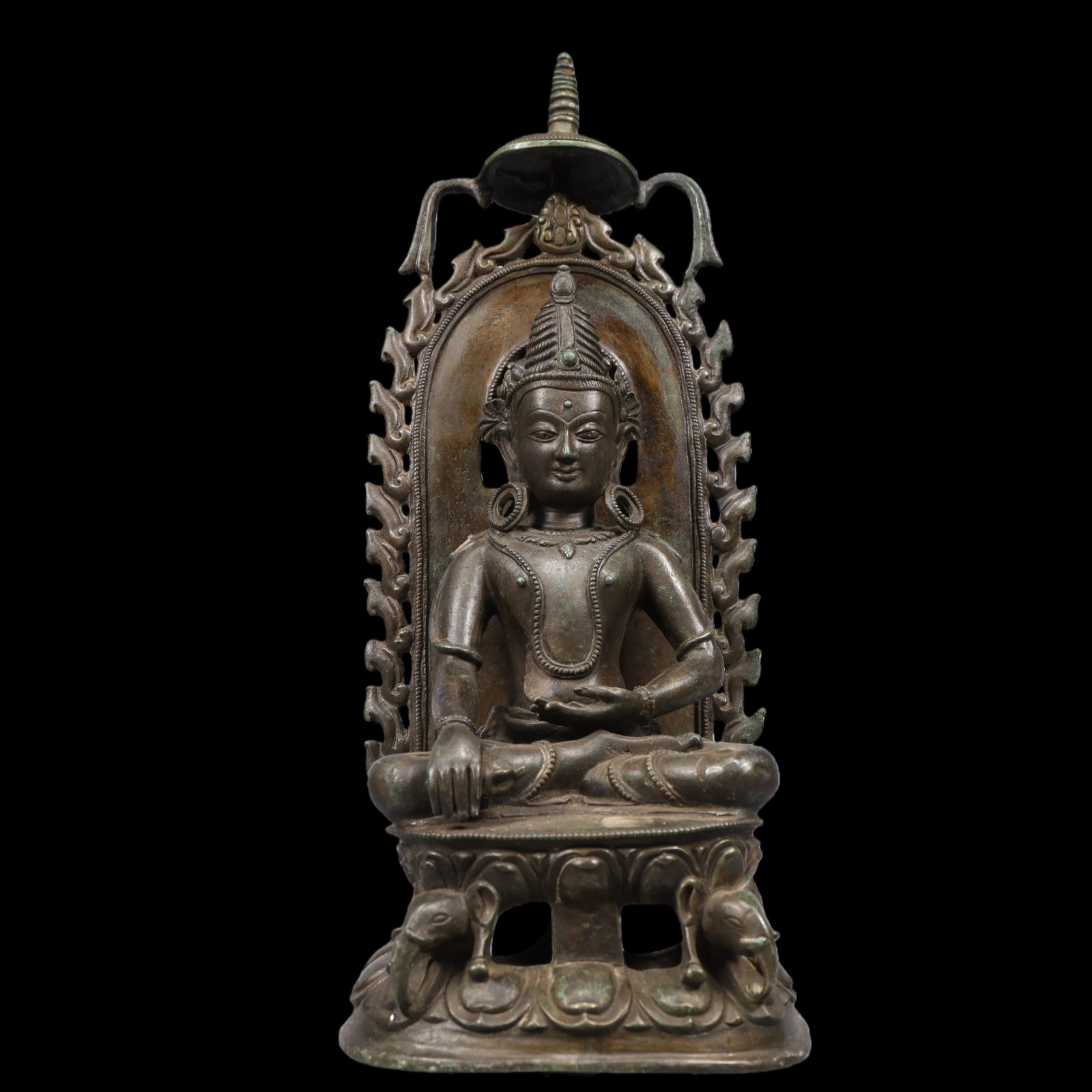 An Exquisite Coppery Statue of Tara: An Exquisite Coppery Statue of Tara Ming Dynasty, China Size:5.9inx4.7inx15in Weight:3350g铜度母佛像 中国明代 Size:15cmx12cmx38cm Weight:3350g
