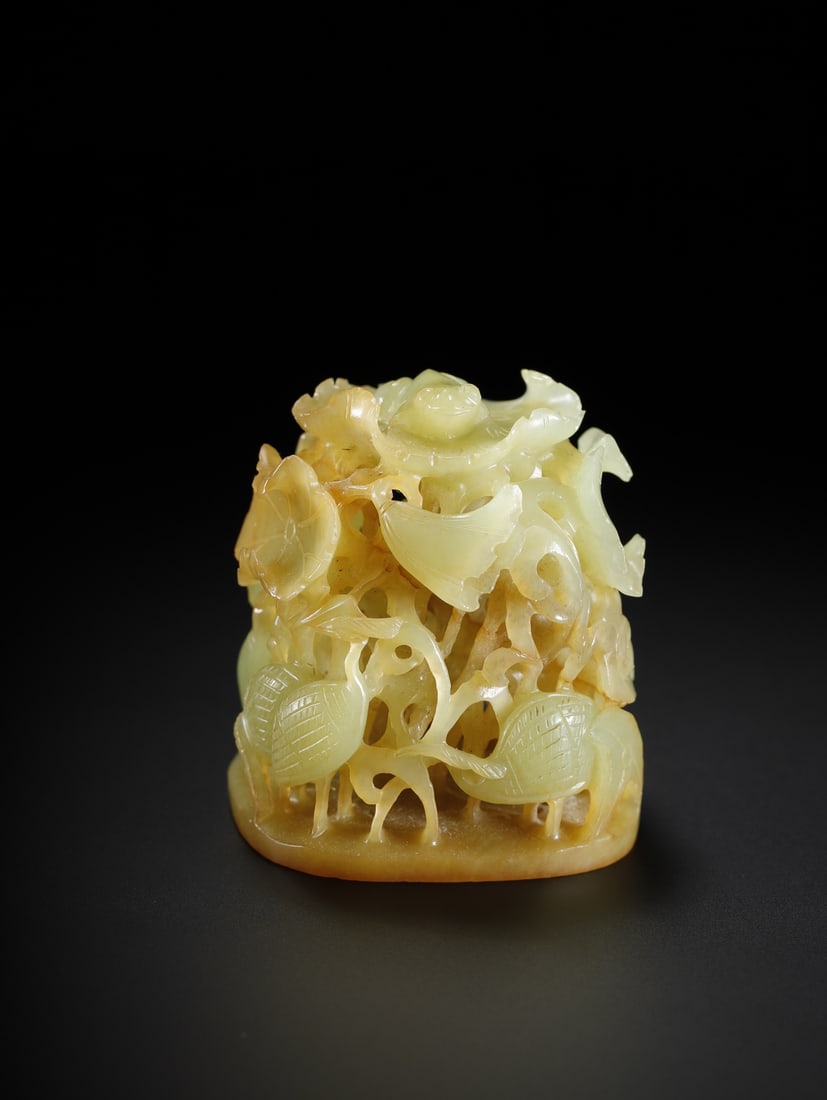 An Exquisite Yellow Jade Flower and Bird Pattern Ornament: An Exquisite Yellow Jade Flower and Bird Pattern Ornament Qing Dynasty, China Size:2.2inx1.9inx1.9in Weight:82.8g黄玉炉顶 中国清代