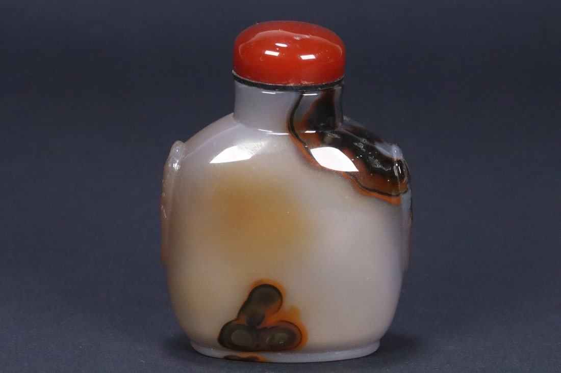 An Exquisite Agate Double-Ears Snuff Bottle: An Exquisite Agate Double-Ears Snuff Bottle Qing Dynasty, China Size:3.3inx2.4inx1.5in Weight:146.8g玛瑙双耳鼻烟壶 中国清代 Size:8.36c