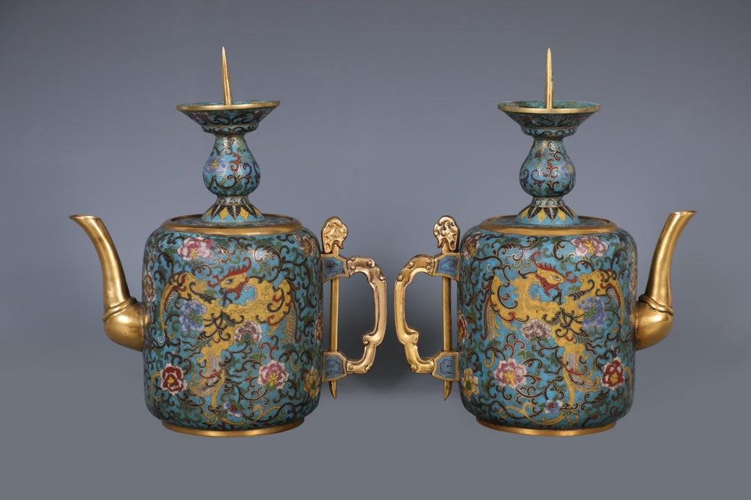 A Pair of Exquisite Cloisonne Phoenix Pattern Lotus Pattern Ewer: A Pair of Exquisite Cloisonne Phoenix Pattern Lotus Pattern Ewer Qing Dynasty, China Size:8.7inx7.1inx2.6in Weight:900g景泰蓝丹凤呈祥纹执壶&