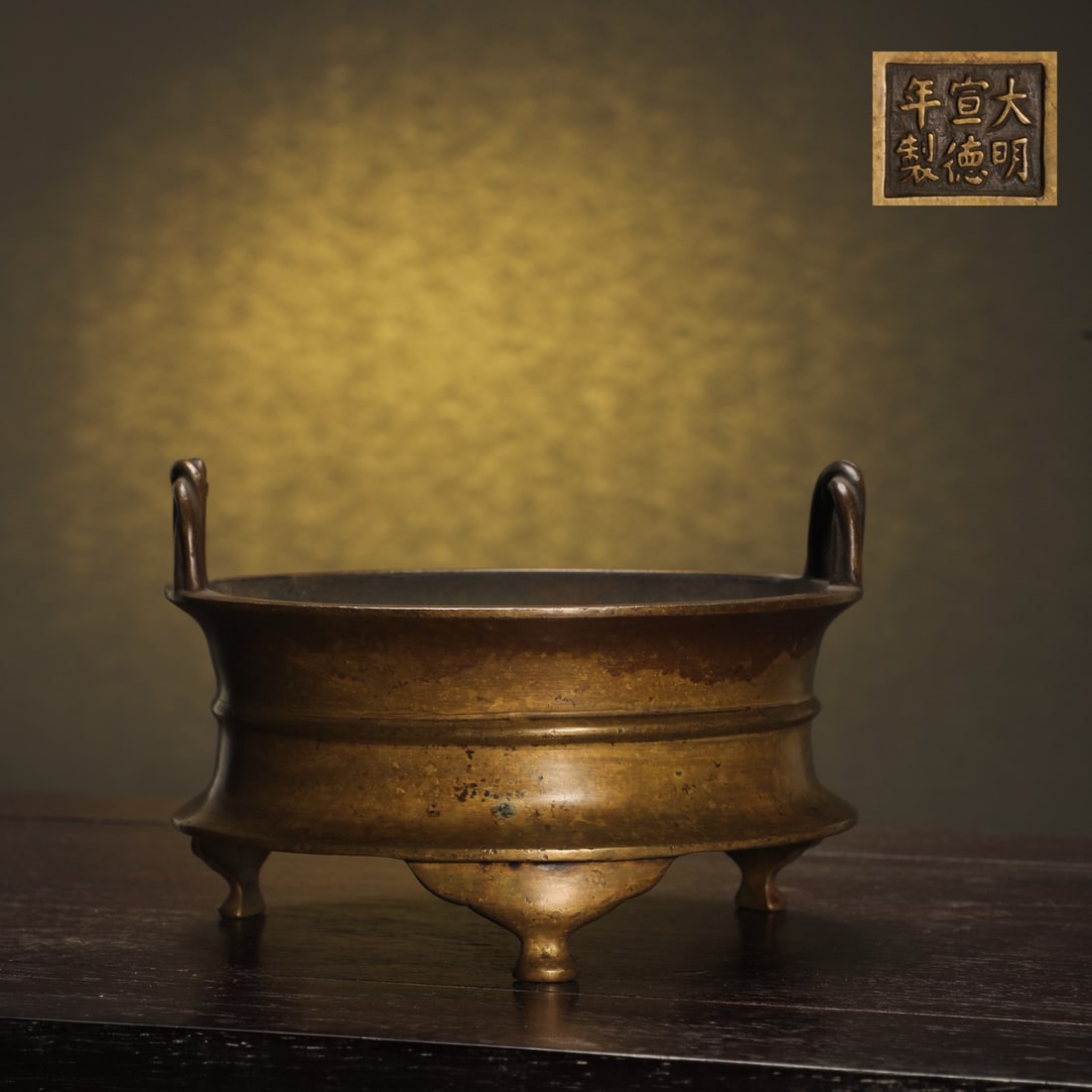 An Exquisite Bronze Double-Ears and Tripod Censer: An Exquisite Bronze Double-Ears and Tripod Censer Ming Dynasty, China Xuande Six-character Mark Size:3.5inx5.3in Weight:1000g铜索耳炉 中国明代