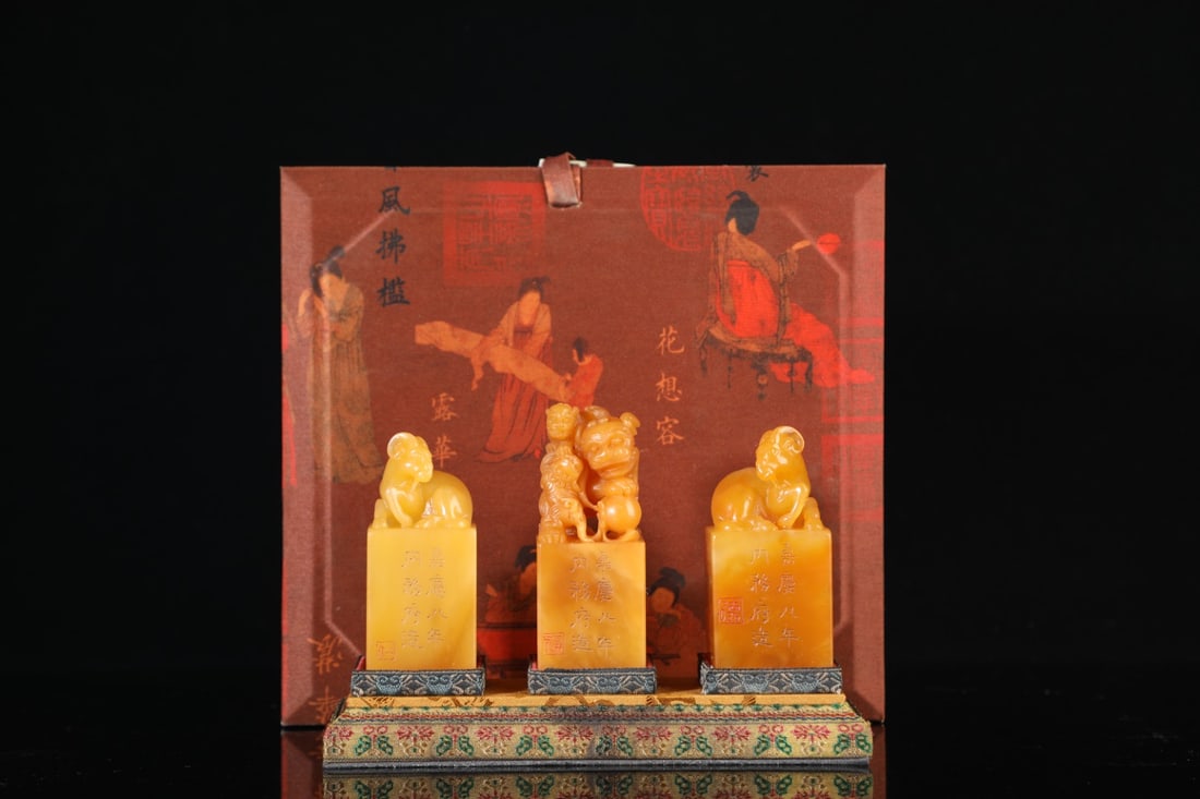 A Set of Fine Shoushan Stone Auspicious Beast Seal: A Set of Fine Shoushan Stone Auspicious Beast Seal Qing Dynasty, China Size:3.5inx1.4inx1.4in Weight:619g寿山石瑞兽三联章 中国清ߣ