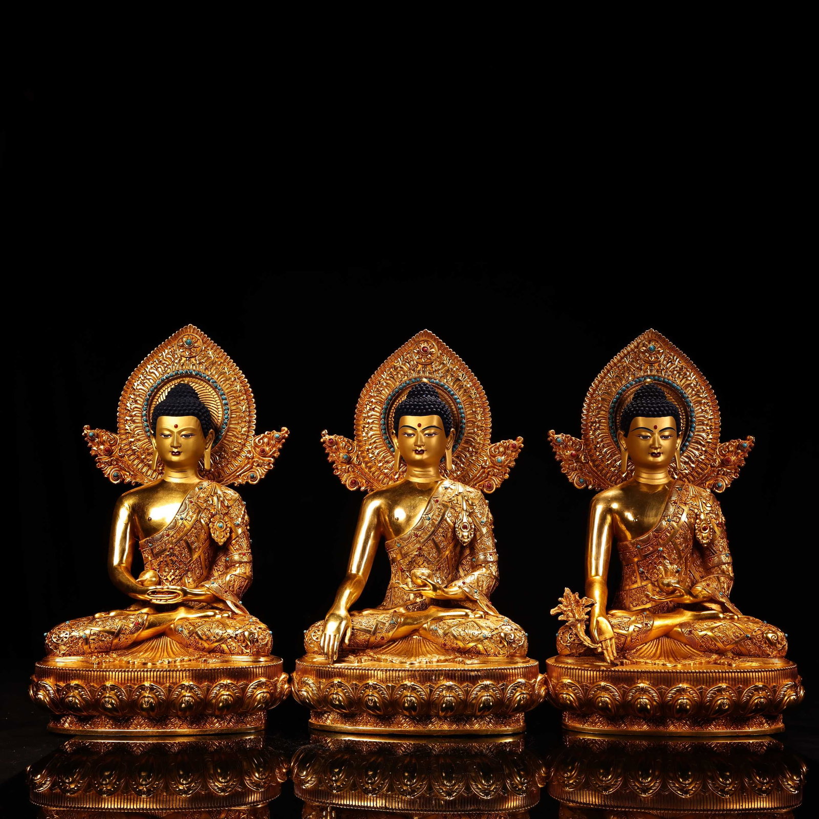 A Set of Fine Gilt Bronze Inlaid Gems Buddha Statue: A Set of Fine Gilt Bronze Inlaid Gems Buddha Statue Qing Dynasty, China Size:15.4inx9.1in Weight:3000g铜鎏金三世佛佛像一套 中国&