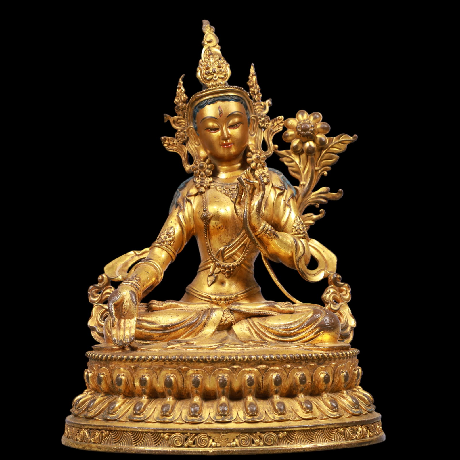 An Exquisite Gilt Bronze Statue of Avalokitesvara: An Exquisite Gilt Bronze Statue of Avalokitesvara Qing Dynasty, China Qianlong Six-character Mark Size:8.7inx6.7inx12.2in Weight:4450g铜鎏金观音佛像 中&