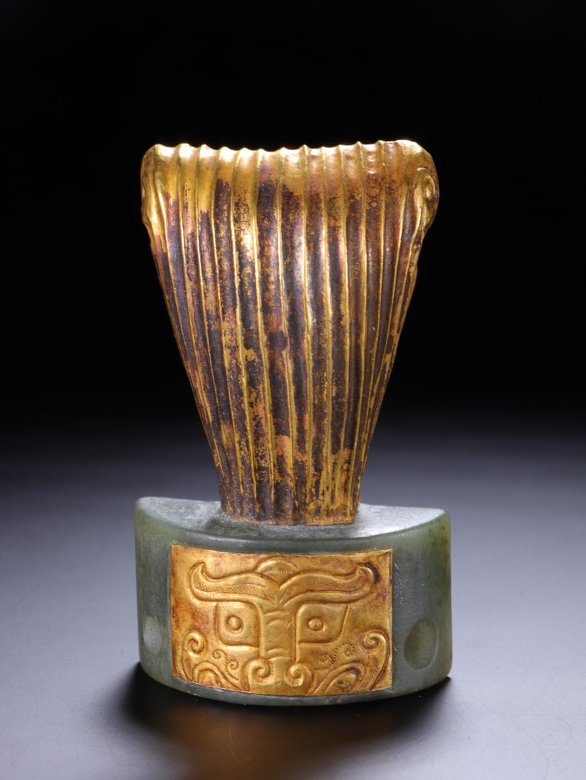 An Exquisite Jasper Beast-Face Pattern Ornament: An Exquisite Jasper Beast-Face Pattern Ornament Han Dynasty, China Size:3.1inx1.9in碧玉皇冠 中国汉代 Size:7.8cmx4.7cm