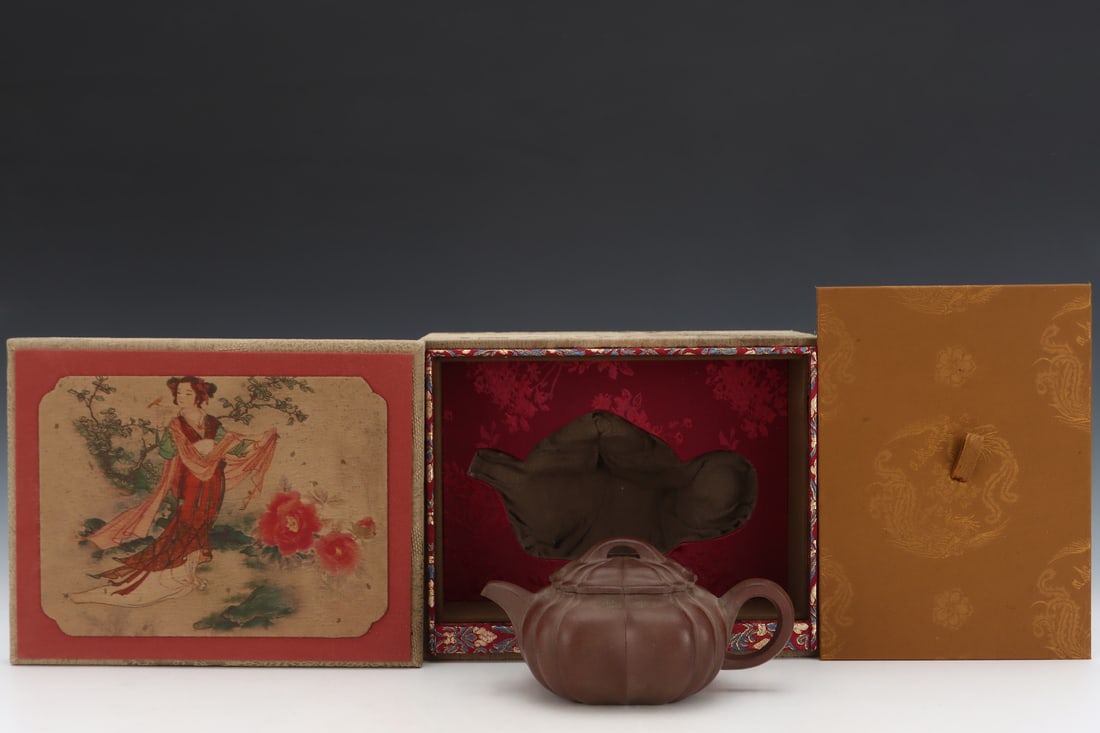 An Exquisite Purple Sands Teapot: An Exquisite Purple Sands Teapot Qing Dynasty, China Size:3.4inx6.8in紫砂茶壶 中国清代 Size:8.7cmx17.2cm