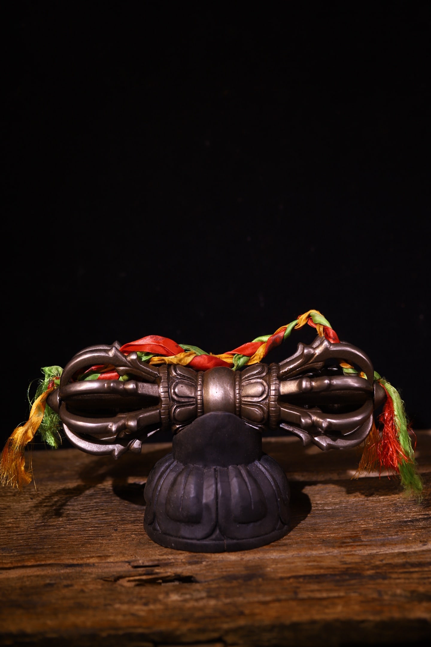 An Exquisite Iron Vajry Pestle Ornament: An Exquisite Iron Vajry Pestle Ornament Qing Dynasty, China Size:6.7inx11.8in Size:11.8inx4.3in Weight:2950g铁金刚杵摆件 中国清代