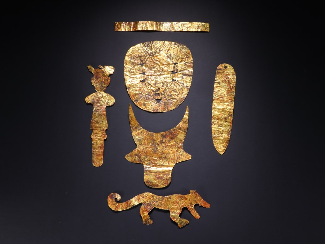 A Set of Fine Gilt Bronze Ornament: A Set of Fine Gilt Bronze Ornament San xing dui Culture Size:6.3in Size:4.7in Size:4.9in Size:6.4in Size:5.9in Size:6.5in Weight:60g铜鎏金件一组