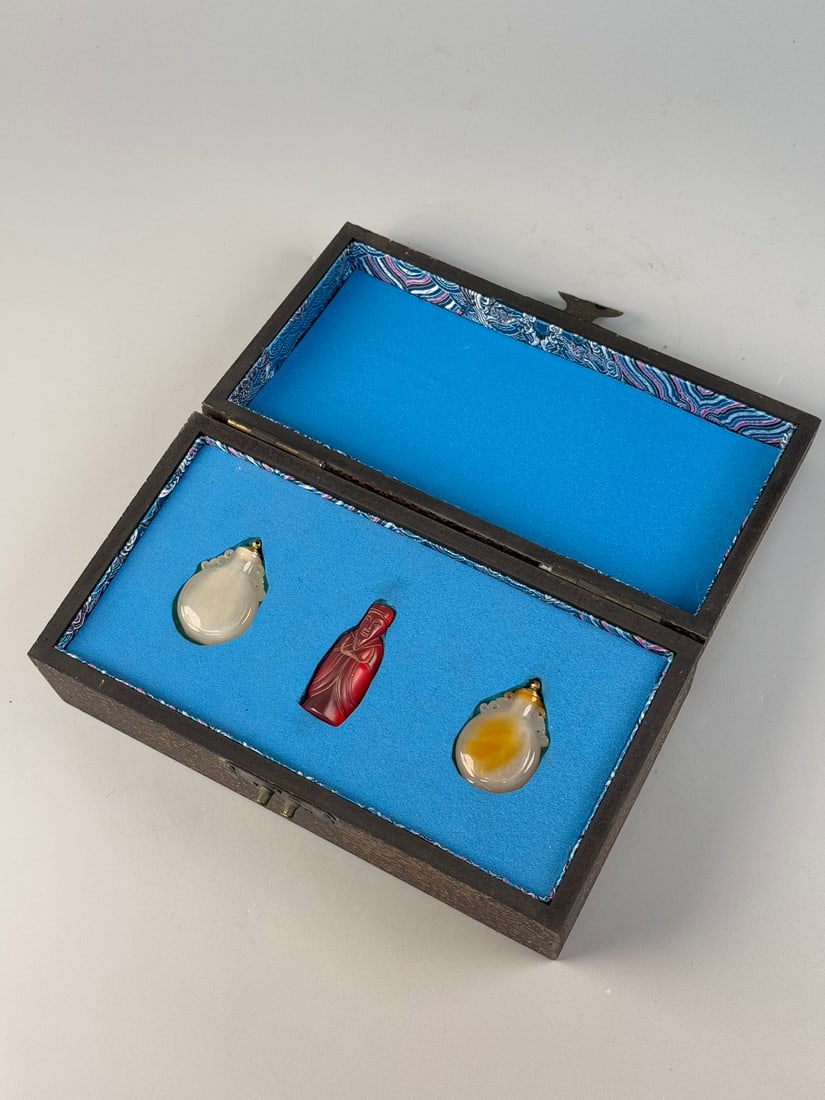 A Set of Fine Agate Snuff Bottle Figure: A Set of Fine Agate Snuff Bottle Figure Qing Dynasty, China Size:3.9inx28cn Weight:1073g Size:2.6inx1in Weight:73g Size:6.3inx1.6in