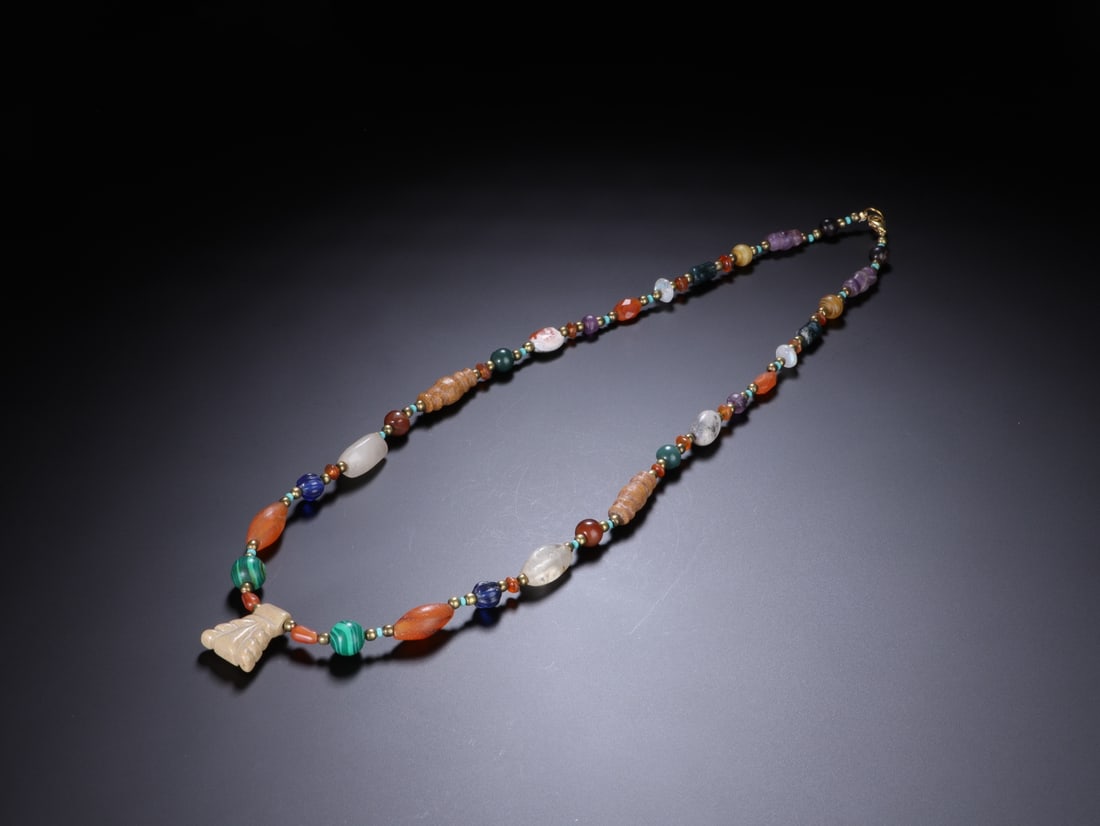 An Exquisite Gems Necklace: An Exquisite Gems Necklace Qing Dynasty, China Size:11.4in宝石项链 中国清代 Size:29cm