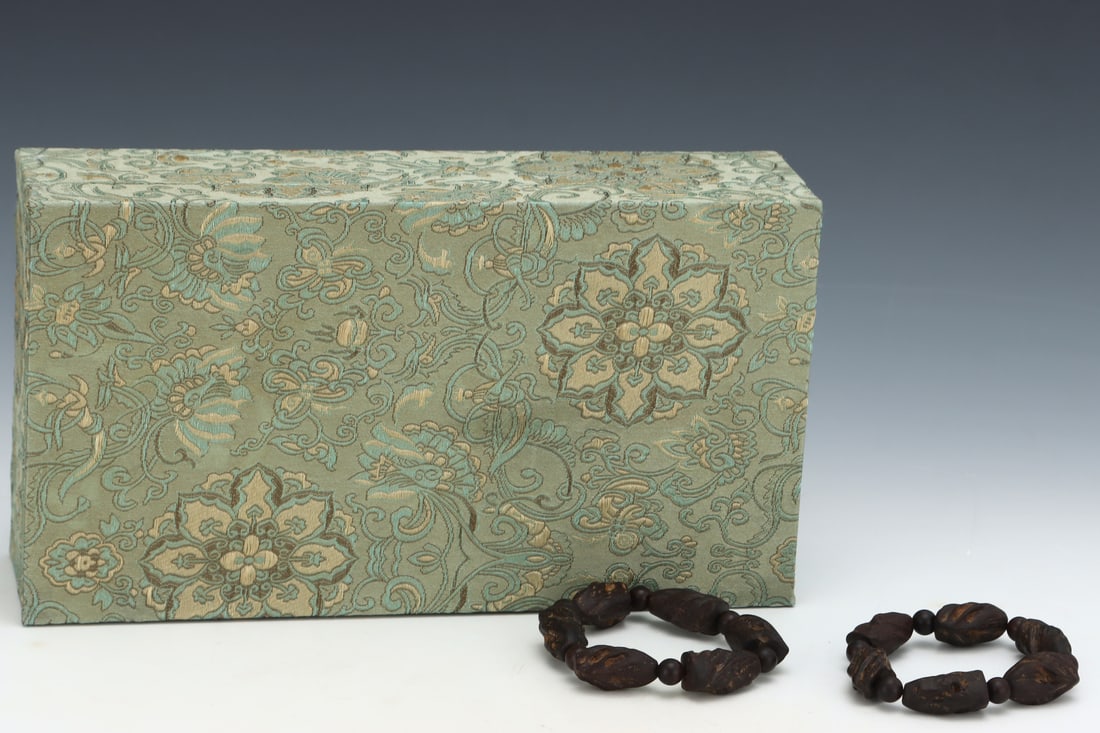 An Exquisite Eaglewood Bracelets - 2