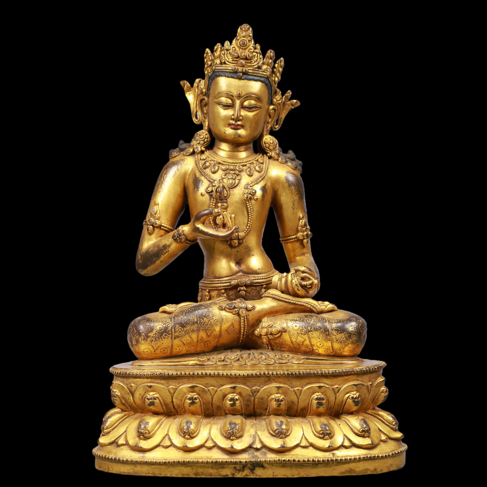 A Exquisite Gilt Bronze Statue of Avalokitesvara: A Exquisite Gilt Bronze Statue of Avalokitesvara Qing Dynasty, China Size:9.1inx6.7inx13.6in Weight:7700g铜鎏金观音佛像 中国清代 Size: