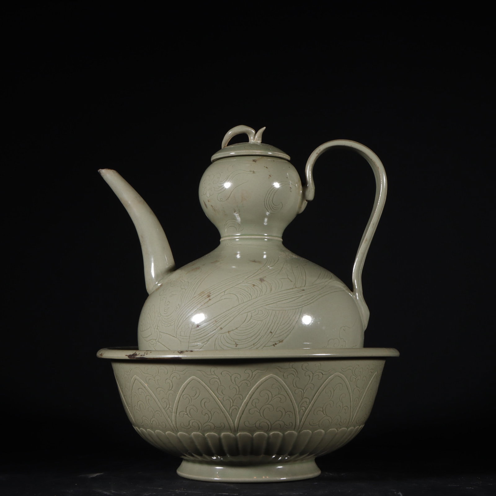 An Exquisite Yue yao Character and Story Pattern Ewer: An Exquisite Yue yao Character and Story Pattern Ewer Tang Dynasty, China Size:9.1inx8.3in越窑秘色青磁刻花飞天套壶