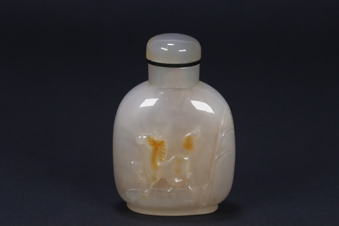 An Exquisite Agate Horse Pattern Snuff Bottle: An Exquisite Agate Horse Pattern Snuff Bottle Qing Dynasty, China Size:3inx2.1inx1.3in Weight:87.4g玛瑙俏色雕马到成功鼻烟壶