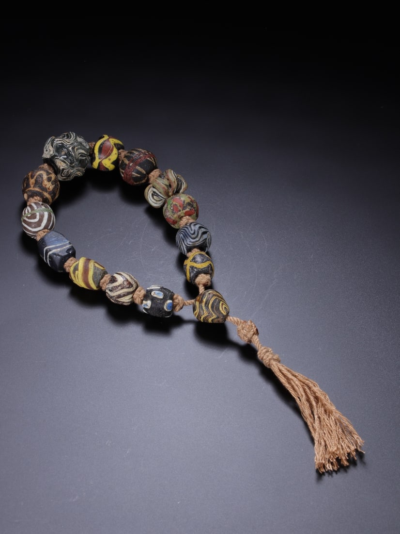 An Exquisite Glass Bracelets: An Exquisite Glass Bracelets Qing Dynasty, China Size:0.8in琉璃手串 中国清代 Size:2cm