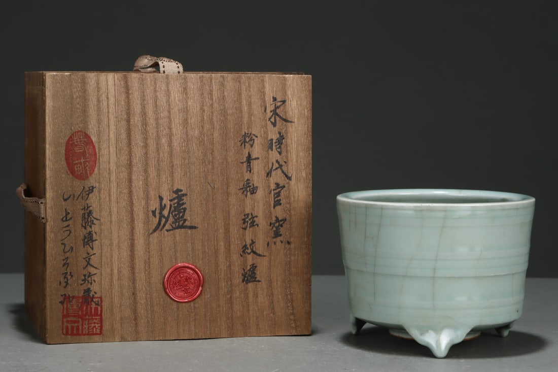 An Exquisite Guan yao Celadon Glazed Tripod Censer: An Exquisite Guan yao Celadon Glazed Tripod Censer Song Dynasty, China Size:3.7inx4.9in官窑粉青釉弦纹炉 中国宋代