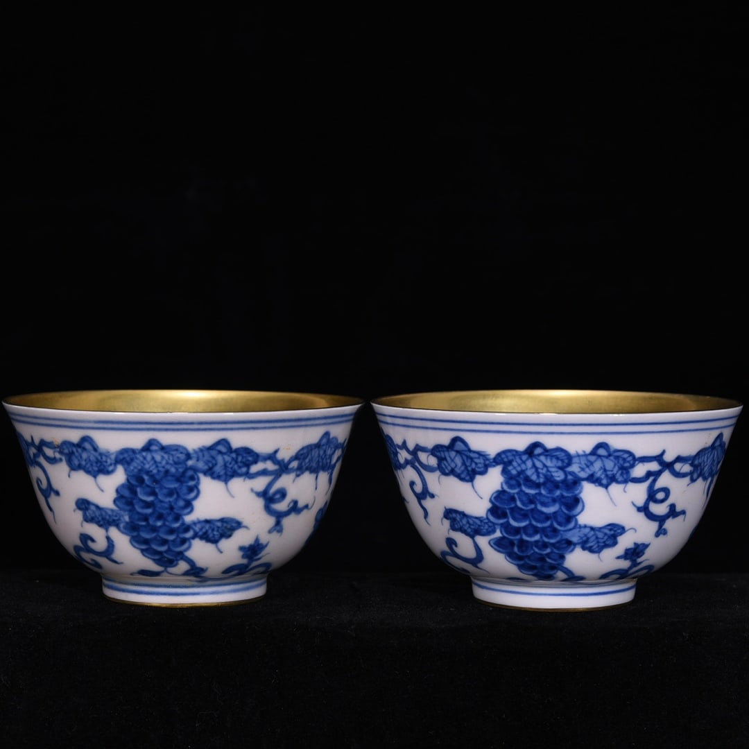 An Exquisite Blue and White Painted Gold Grapes Pattern Cup: An Exquisite Blue and White Painted Gold Grapes Pattern Cup Ming Dynasty, China Chenghua Six-character Mark Size:2.2inx3.5in青花描金葡萄纹杯
