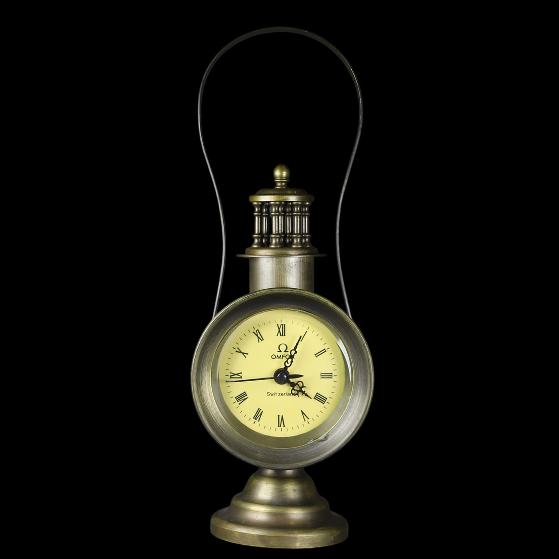 An Exquisite Bronze Clock: An Exquisite Bronze Clock Size:5.1inx3.1in铜马灯型闹钟计时表 Size:13cmx8cm