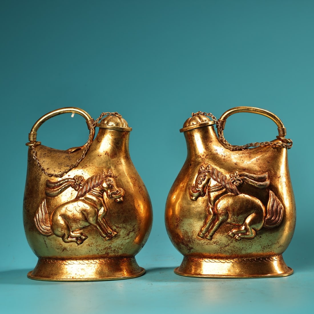 A Pair of Exquisite Gilt Bronze Horse Pattern Ewer: A Pair of Exquisite Gilt Bronze Horse Pattern Ewer Qing Dynasty, China Size:6.3inx4.7in Weight:800g铜鎏金马壶一对 中国清代
