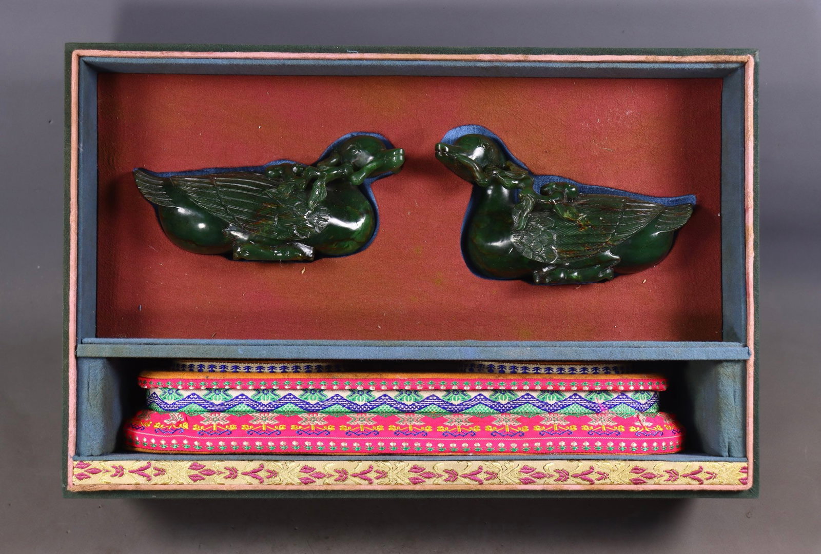A Pair of Exquisite Jasper Goose: A Pair of Exquisite Jasper Goose Qing Dynasty, China Size:3.7inx5.9inx2.4in Size:3.1inx6.3inx2.4in Weight:1601g碧玉鹅一对 中国清代