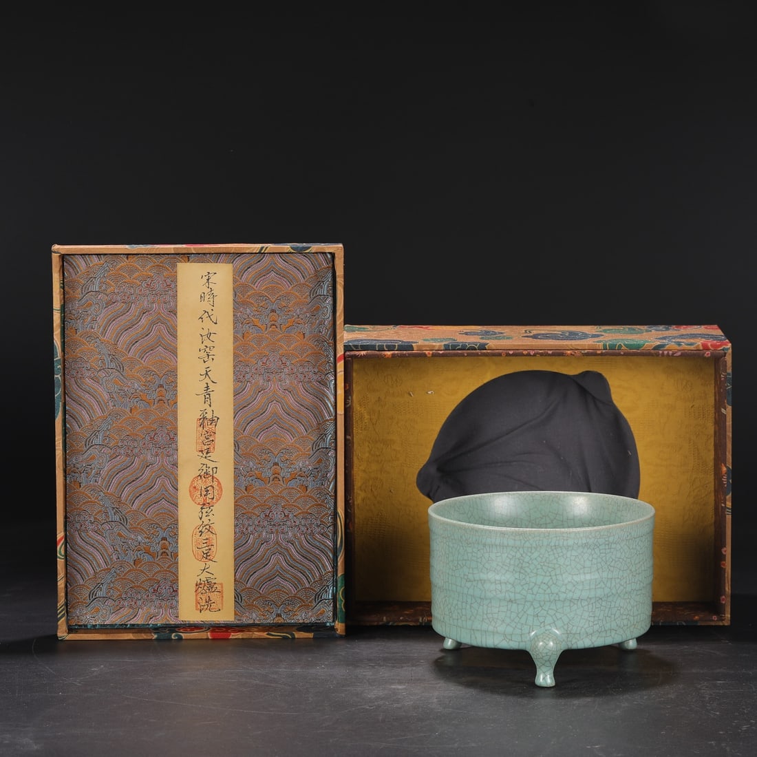 An Exquisite Ru yao Sky Blue Glazed Tripod Censer: An Exquisite Ru yao Sky Blue Glazed Tripod Censer Song Dynasty, China Size:5.1inx7.1in汝窑天青釉弦纹三足大炉洗