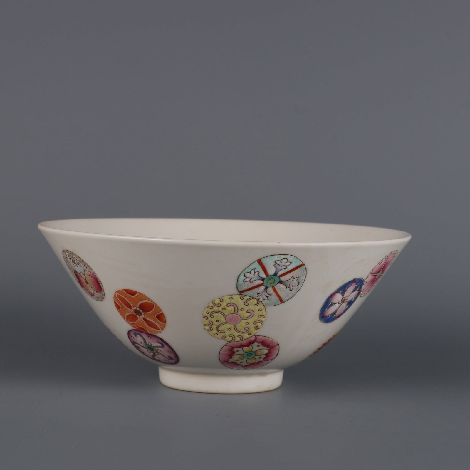 An Exquisite Famille-Rose Flower Pattern Bowl: An Exquisite Famille-Rose Flower Pattern Bowl Qing Dynasty, China Daoguang Six-character Mark Size:2.4inx5.7in粉彩皮球花纹斗笠碗 中国&