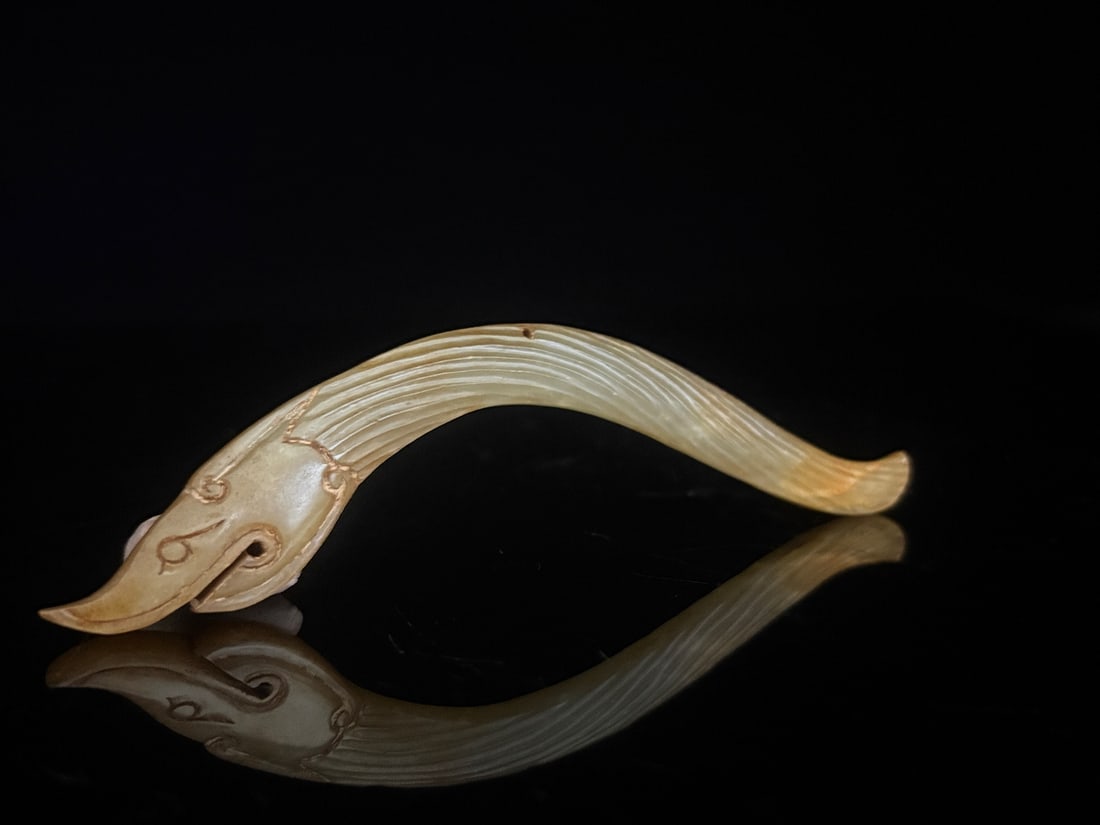 An Exquisite White Jade Dragon - 3