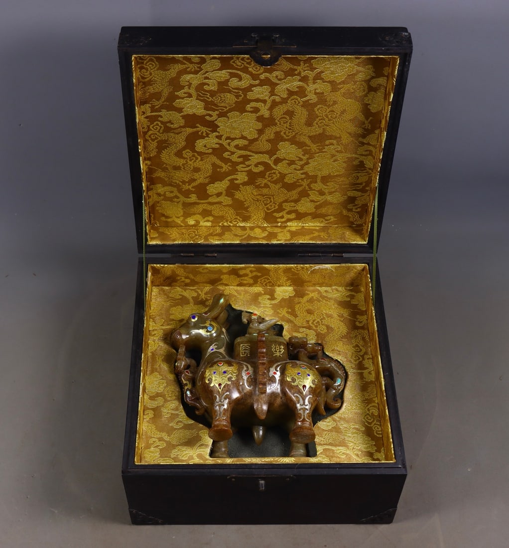 An Exquisite White Jade Inlaid Gold and Silver Beast-Face Pattern Deer-Shaped Censer: An Exquisite White Jade Inlaid Gold and Silver Beast-Face Pattern Deer-Shaped Censer Han Dynasty, China Size:6.1inx5.9inx3in Weight:958g白玉错金银鹿尊 中