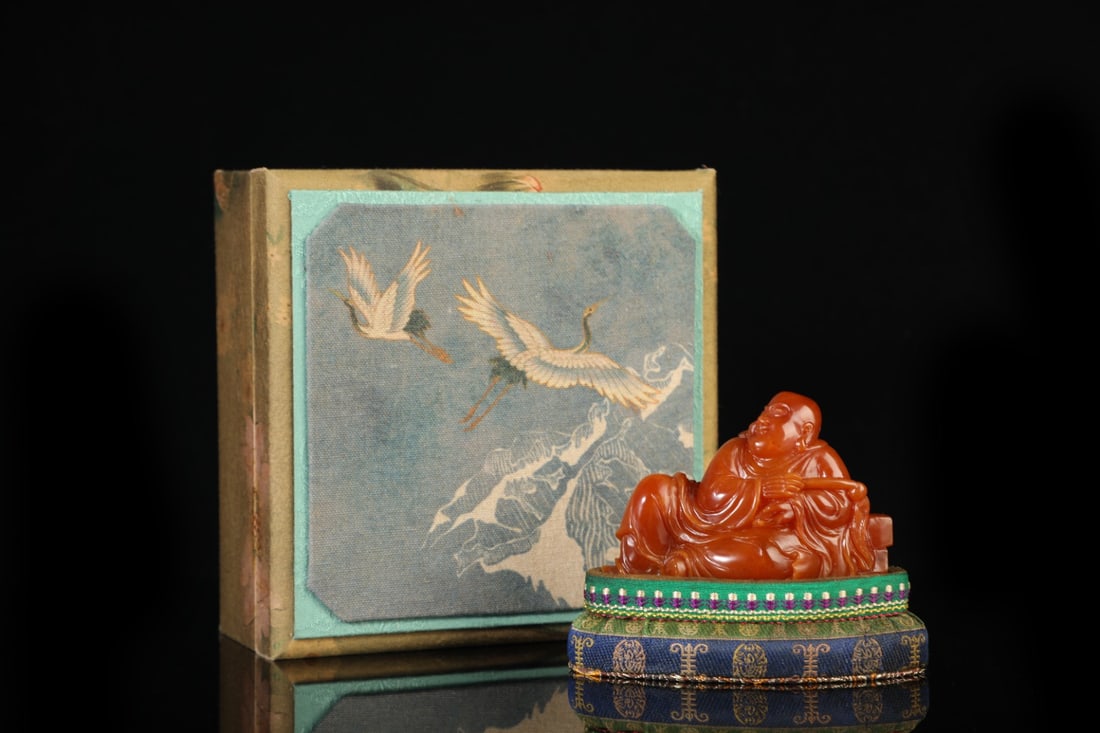 An Exquisite Shoushan Stone Statue of Maitreya Buddha Ornament: An Exquisite Shoushan Stone Statue of Maitreya Buddha Ornament Qing Dynasty, China Size:2.6inx3.7inx1.2in Weight:195g寿山石自在弥勒摆件 中&#