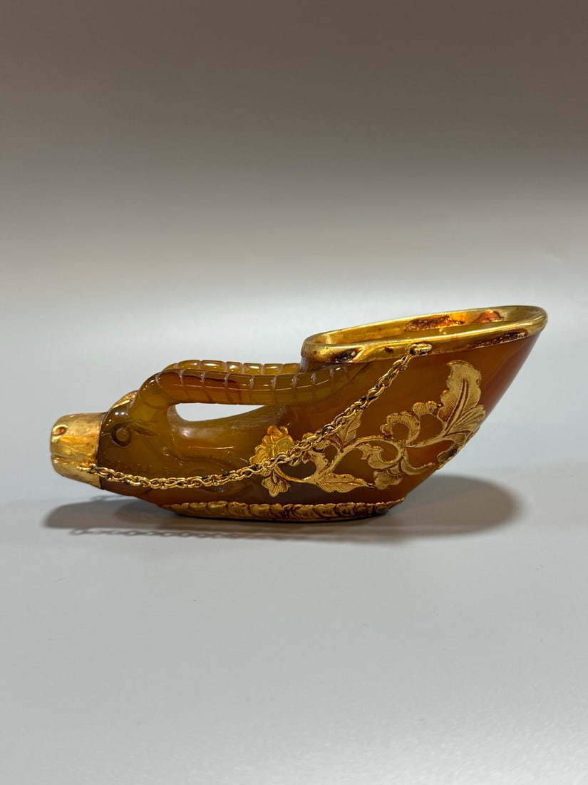 An Exquisite Agate Cover with Gold Flower Pattern Goblet: An Exquisite Agate Cover with Gold Flower Pattern Goblet Qing Dynasty, China Size:2.4inx5.9inx2.1in Weight:298g玛瑙牛头杯 中国清代