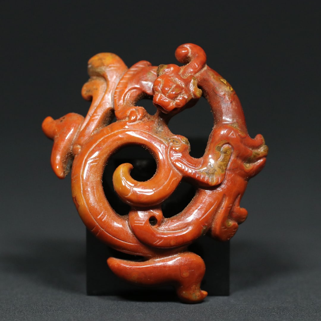 An Exquisite Agate Chi-Dragon Pattern Pendant: An Exquisite Agate Chi-Dragon Pattern Pendant Han Dynasty, China Size:3inx2.3inx0.8in Weight:49.3g玛瑙螭龙佩挂件 中国汉代 Size:7.6cmx5